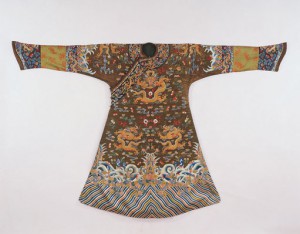 孔雀羽織蟒袍（一級文物） 内モンゴル博物院所蔵