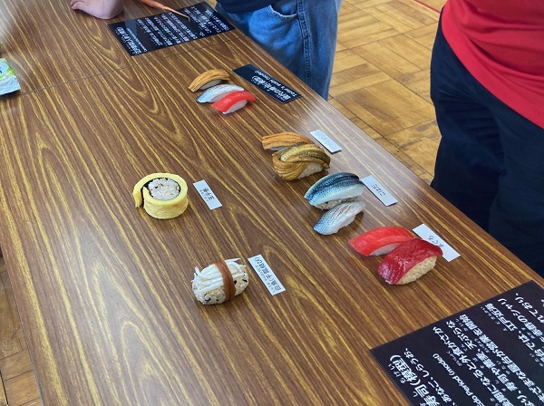 長机に並ぶ江戸時代の寿司の模型