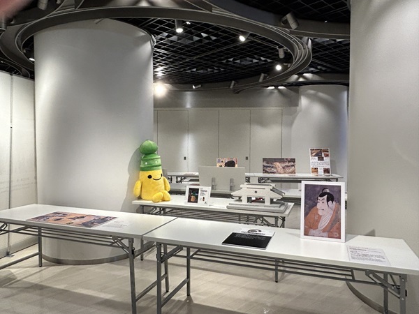 江戸博の外観模型や公式キャラクターのギボちゃんぬいぐるみが並ぶ展示室