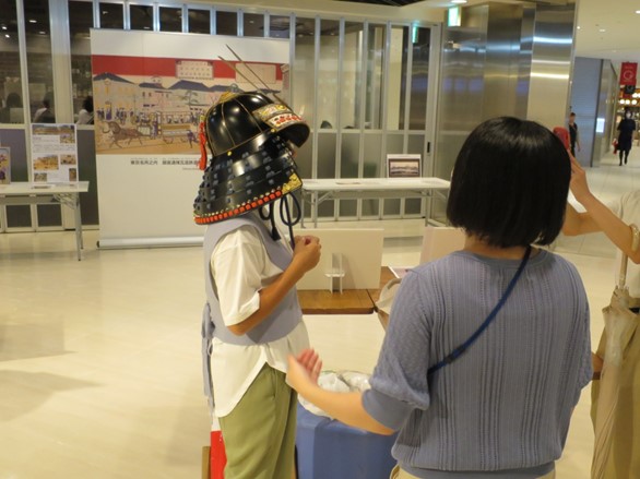 武士のかぶとをかぶる体験するワークショップに参加する参加者