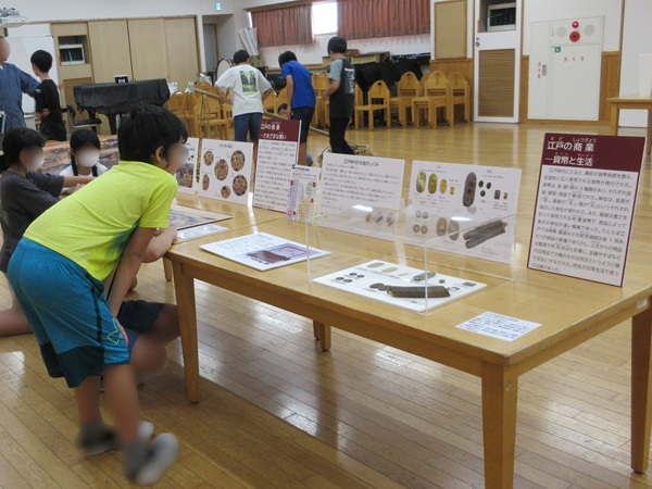 江戸時代の貨幣について学ぶ児童たちの写真