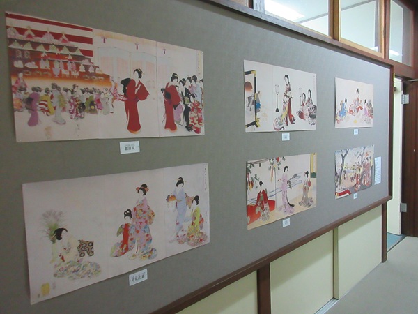廊下における浮世絵（複製）の展示