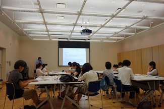 会議室でスライドを使用し説明する学芸員の画像