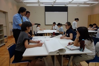 会議室でワークシートを作成する様子