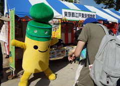 ブースでお客様と触れ合うギボちゃんの画像