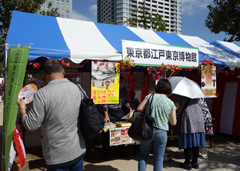 ブースを訪れるお客様の画像