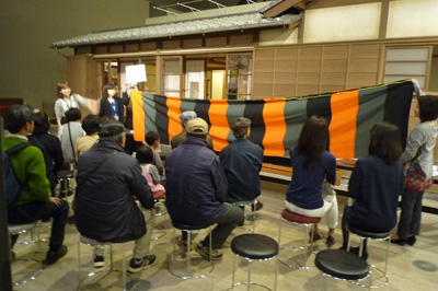 定式幕を見せて説明する様子の画像