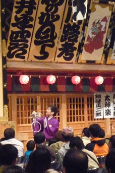 奇術に見入るお客様の画像