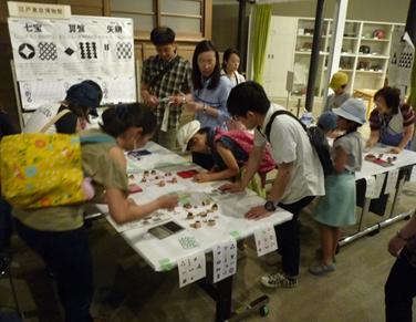 文様を眺めるお客様の画像