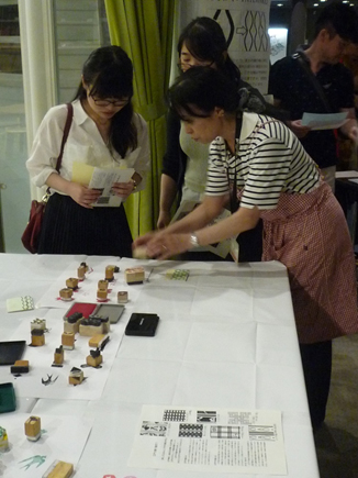 お客様にご説明している画像