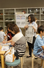 説明する学芸員の画像