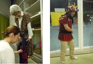 様々なお客様が試着する様子