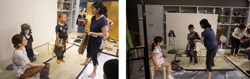 試着する様子の画像