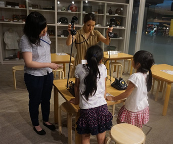 受話器を持ち上げる画像