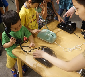 子供たちが電話をかけている画像