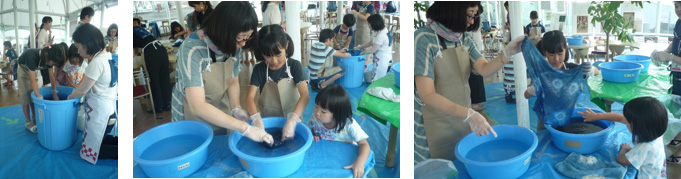 藍染体験をする姉妹の画像