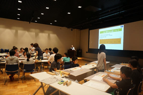 会議室でのレクチャーの様子