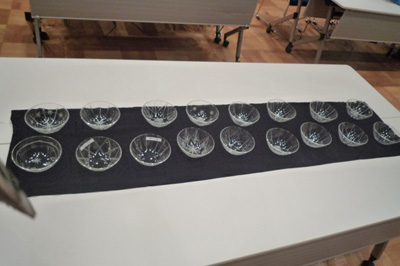 黒い紙の上に置かれたサンプルボウルの画像