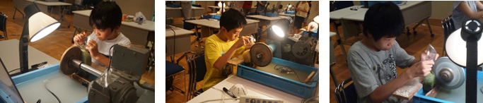 グラインダーで削っている画像