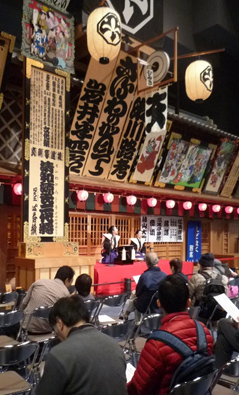 演奏を眺めるお客様の画像