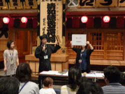 黒子の衣装を着たスタッフの画像