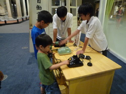 職場体験で電話の使い方を説明している画像