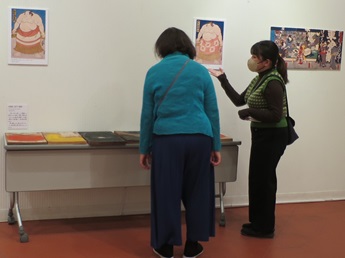 版木（複製）を使って浮世絵の摺り方を説明する学芸員