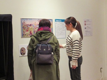 文明開化について来場者に説明をする学芸員