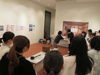 現場研修会で昔の道具の練習をする学生