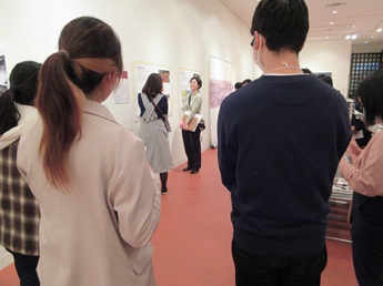 現場研修会で客役と解説役に分かれて練習をする様子