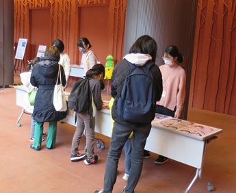 おもちゃ絵で遊ぼうに参加する来場者