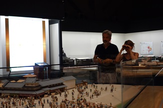 双眼鏡で模型を覗く画像