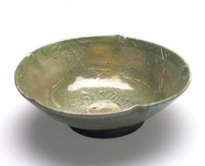 陰刻花紋緑釉陶器