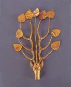金製鹿頭形冠飾り（一級文物）　内モンゴル博物院所蔵
