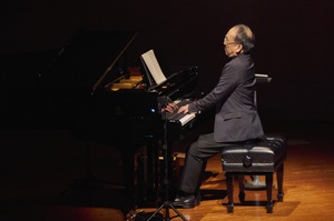 ピアノを演奏する新垣隆さん