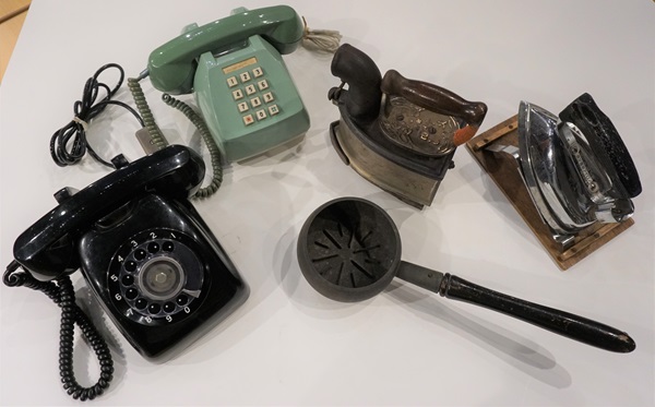 黒電話・プッシュフォン・昔のアイロン